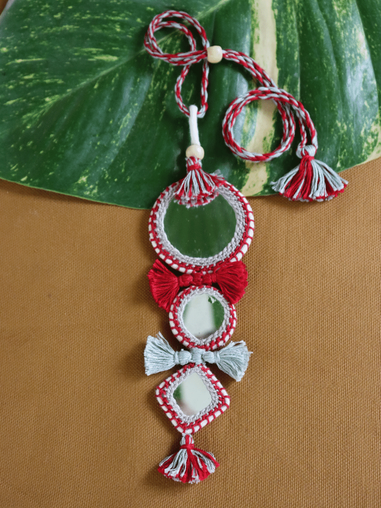 3 MIRRORS NECKLACE – MAROON & CREAM