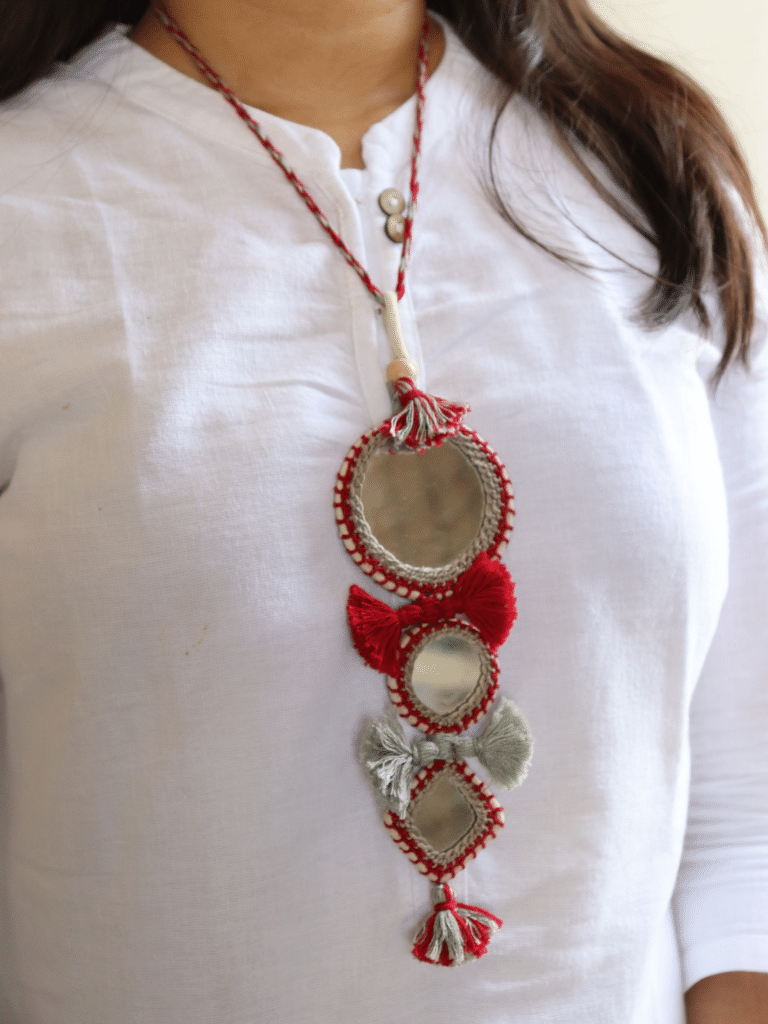 3 MIRRORS NECKLACE – MAROON & CREAM